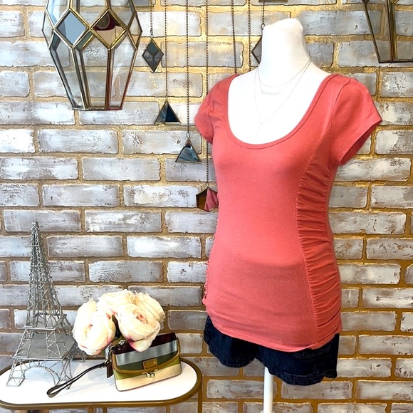 Bongo Coral Scoop Neck Fitted T-Shirt with Ruched Sides, Women’s Size Medium. - Picture 3 of 10